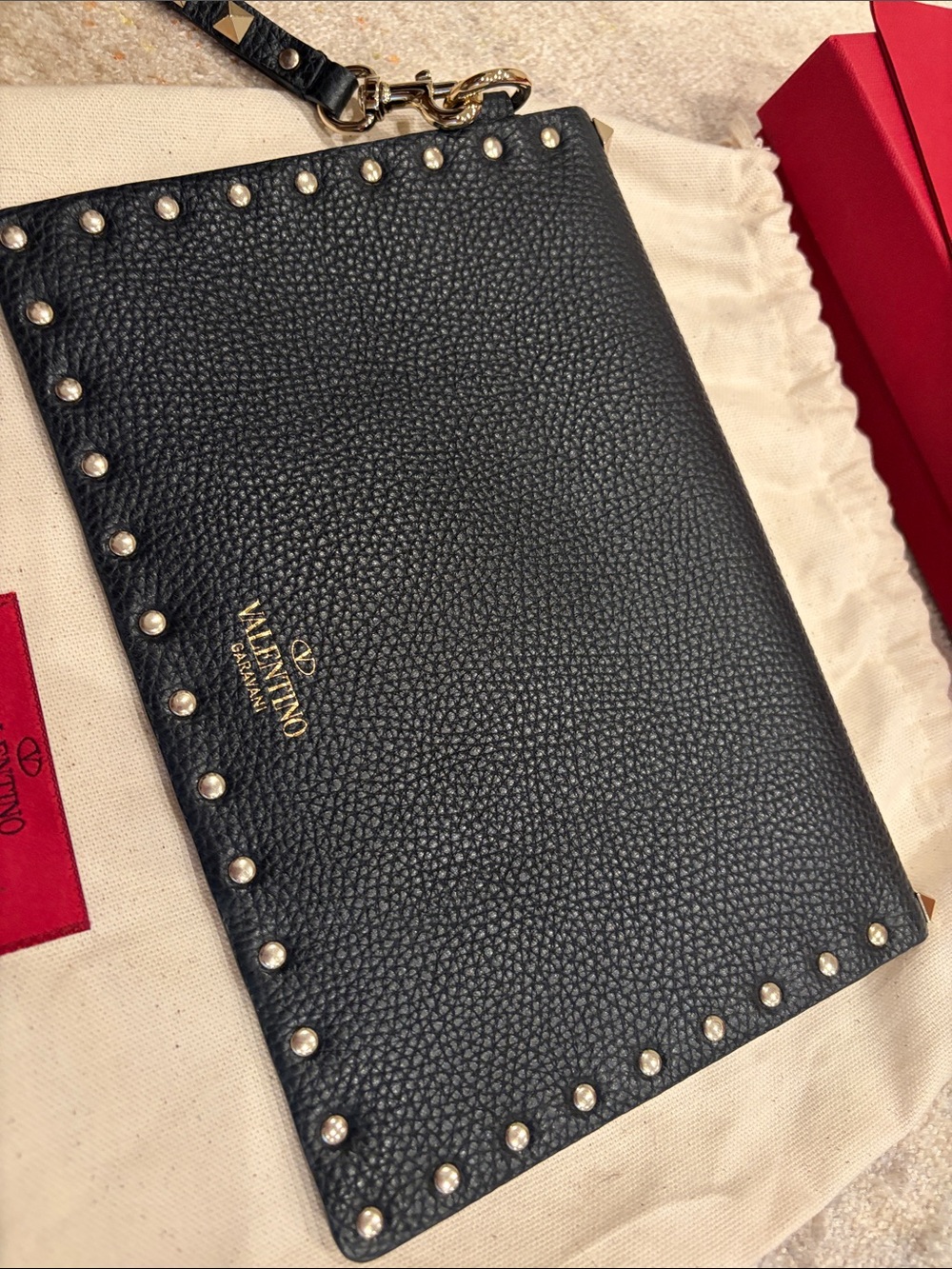 Valentino Garavani Black Pebbled/Grainy Calfskin Leather Wristlet / Clutch - Picture 4 of 13
